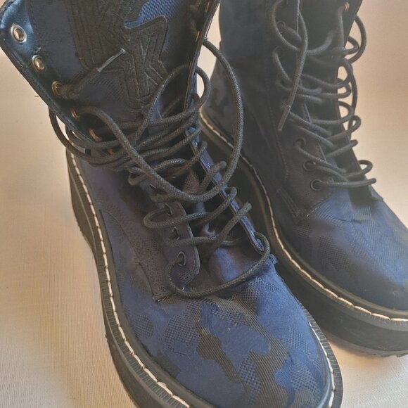 Kendall + Kylie Women's Hunt2 Combat Boot Navy and Black Camo Women's Size 5 - Picture 2 of 11